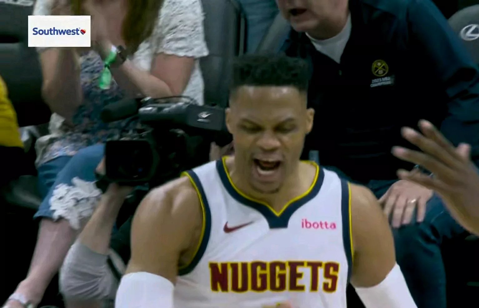 战术调整引发热议!,字母哥在掘金比赛中大比分获胜赛场气氛高涨 战术调整引发热议!,字母哥在掘金比赛中大比分获胜赛场气氛高涨